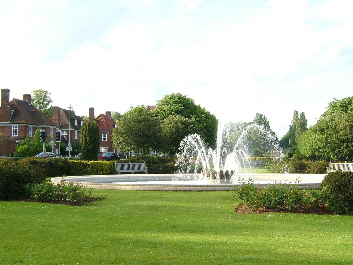Lovely House In Welwyn With Garden And Off Road Parking 웰린가든시티 외부 사진