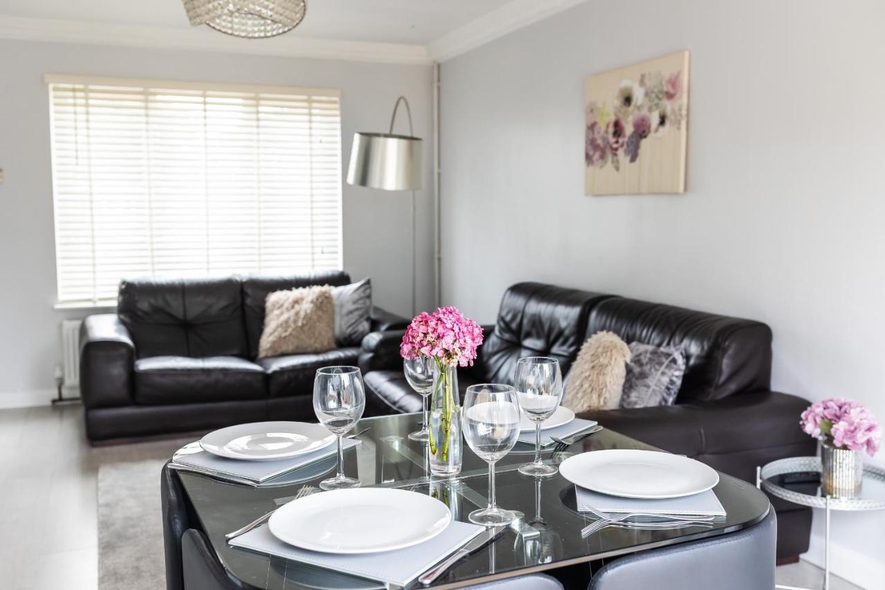 Lovely House In Welwyn With Garden And Off Road Parking 웰린가든시티 외부 사진
